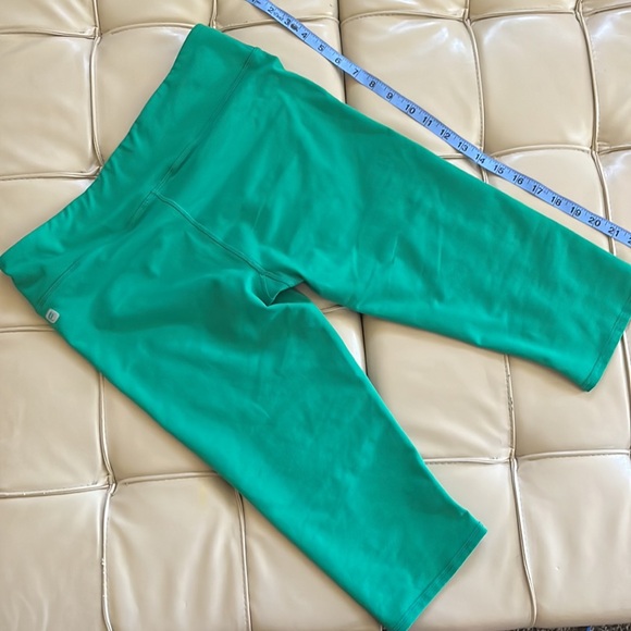 Fabletics green capri pants size M - Picture 2 of 3